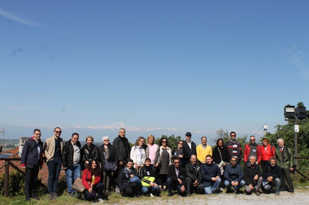 13 Foto di gruppo davanti al panorama con le Alpi.jpg