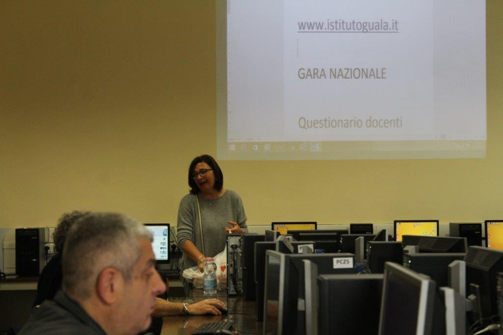 12 I prof e il questionario.jpg